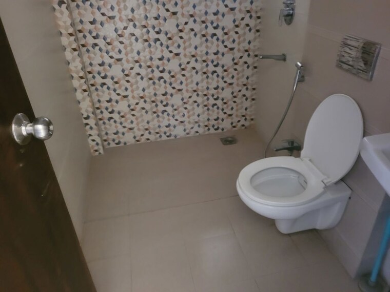 Attached Bathroom, ravetkar-sukhniwas 2.5 Bedroom 1300 Sq.Ft. Apartment In Senapati Bapat Road Pune 10245041
