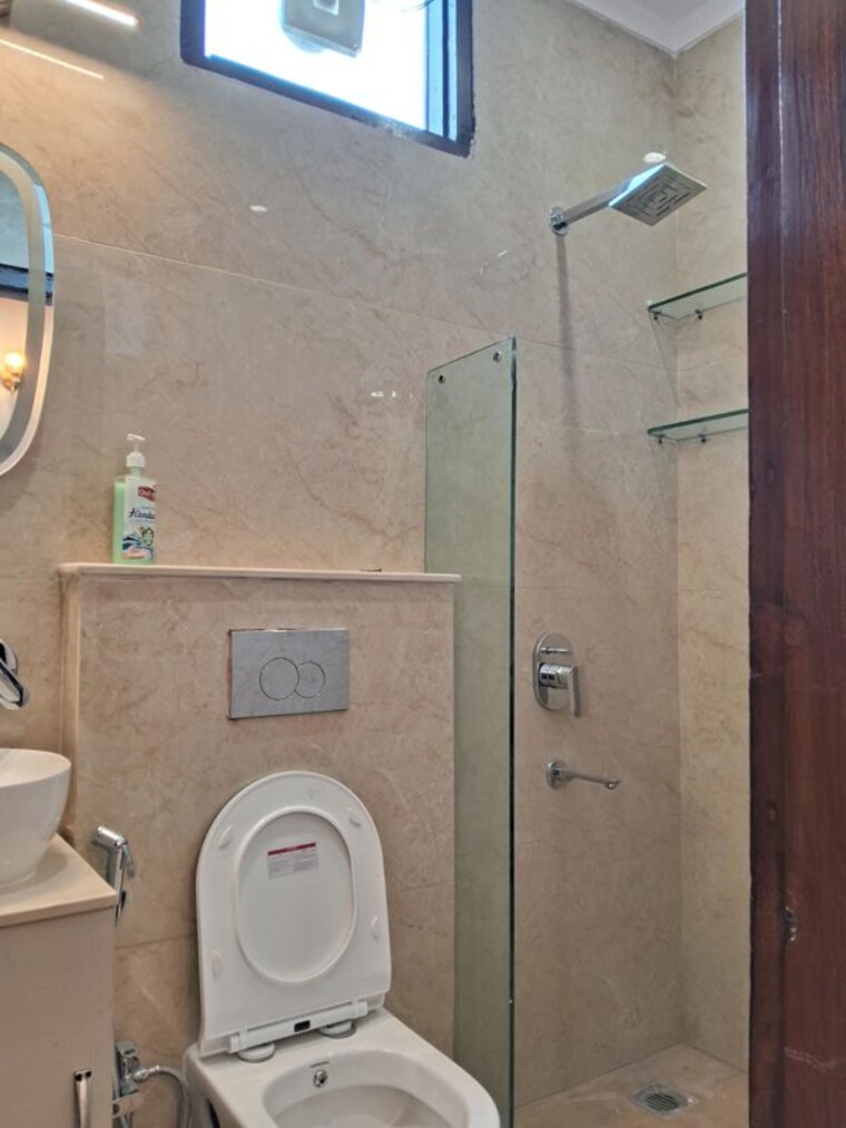Bathroom, dayanand colony 2 Bedroom 1000 Sq.Ft. Builder Floor In Dayanand Colony Delhi 10245174