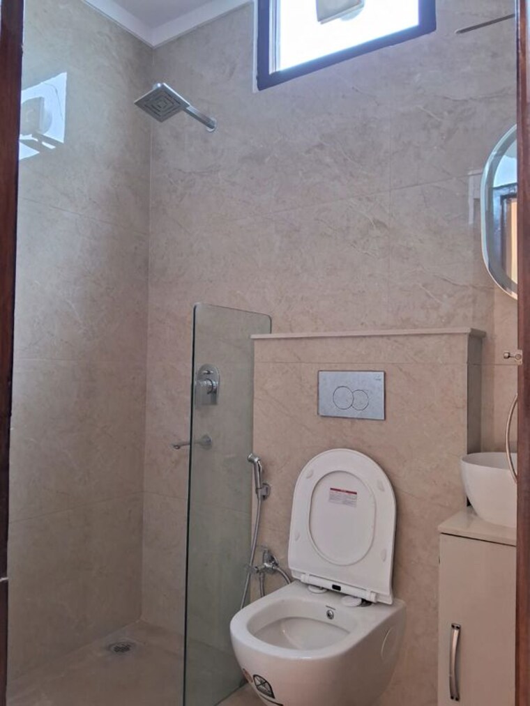 Bathroom, dayanand colony 2 Bedroom 1000 Sq.Ft. Builder Floor In Dayanand Colony Delhi 10245174