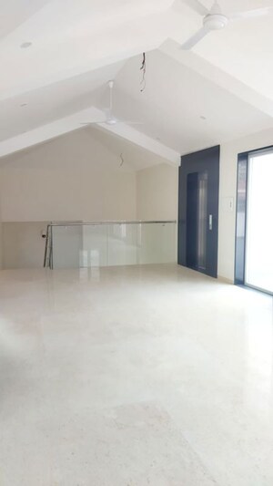 Room in 5 BHK Villa at Sector 33 – for Rent