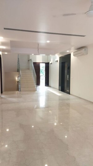 Room in 5 BHK Villa at Sector 33 – for Rent