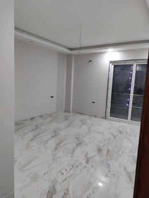 Room in 4 BHK Builder Floor at Sector 5 – for Rent