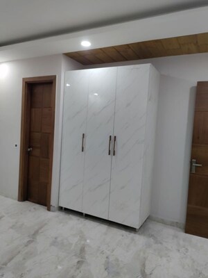 Room in 4 BHK Builder Floor at Sector 5 – for Rent