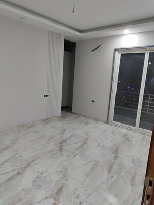 Room in 4 BHK Builder Floor at Sector 5 – for Rent