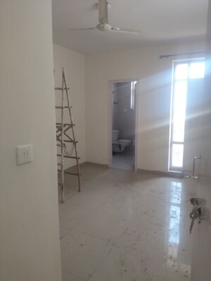 Room in 3 BHK Apartment at Green Power Society, Sector 75 – for Rent
