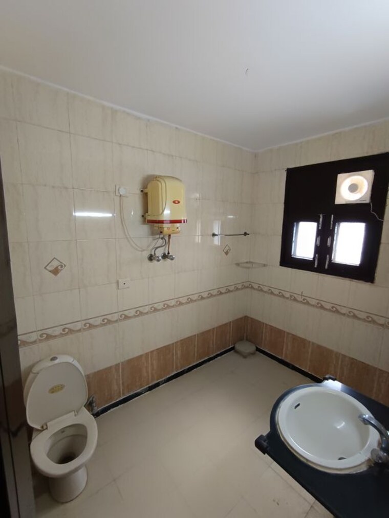 Bathroom, cghs-group-hewo-apartments 3.5 Bedroom 2200 Sq.Ft. Apartment In Sector 56 Gurgaon 10245691