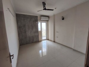 Room in 3 BHK Apartment at Pareena Micasa, Sector 68 – for Rent