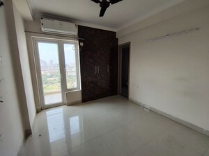 Room in 3 BHK Apartment at Pareena Micasa, Sector 68 – for Rent