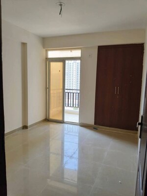 Room in 2 BHK Apartment at Aims Greens Avenue, Sector 4 Greater Noida – for Rent