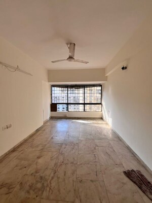 Room in 3 BHK Apartment at Versova – for Rent