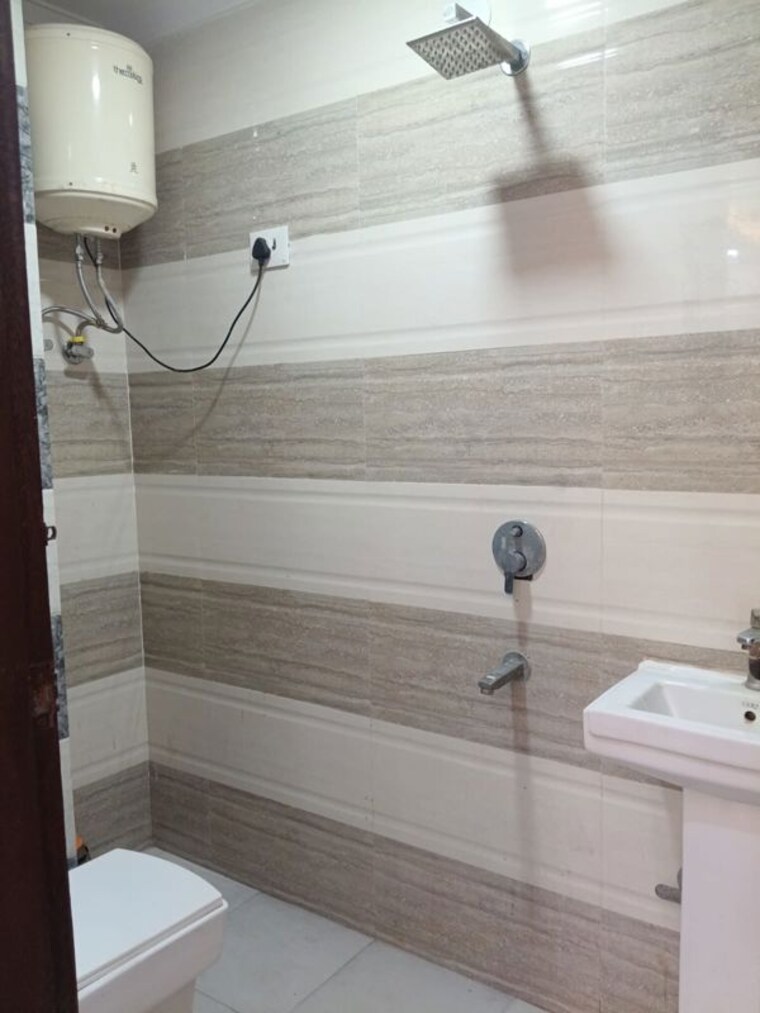 Bathroom, malviya nagar 3.5 Bedroom 110 Sq.Yd. Builder Floor In Malviya Nagar Delhi 10246837