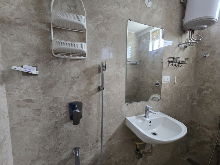 Bathroom, laxmi nagar 2 Bedroom 878 Sq.Ft. Builder Floor In Laxmi Nagar Delhi 10247211