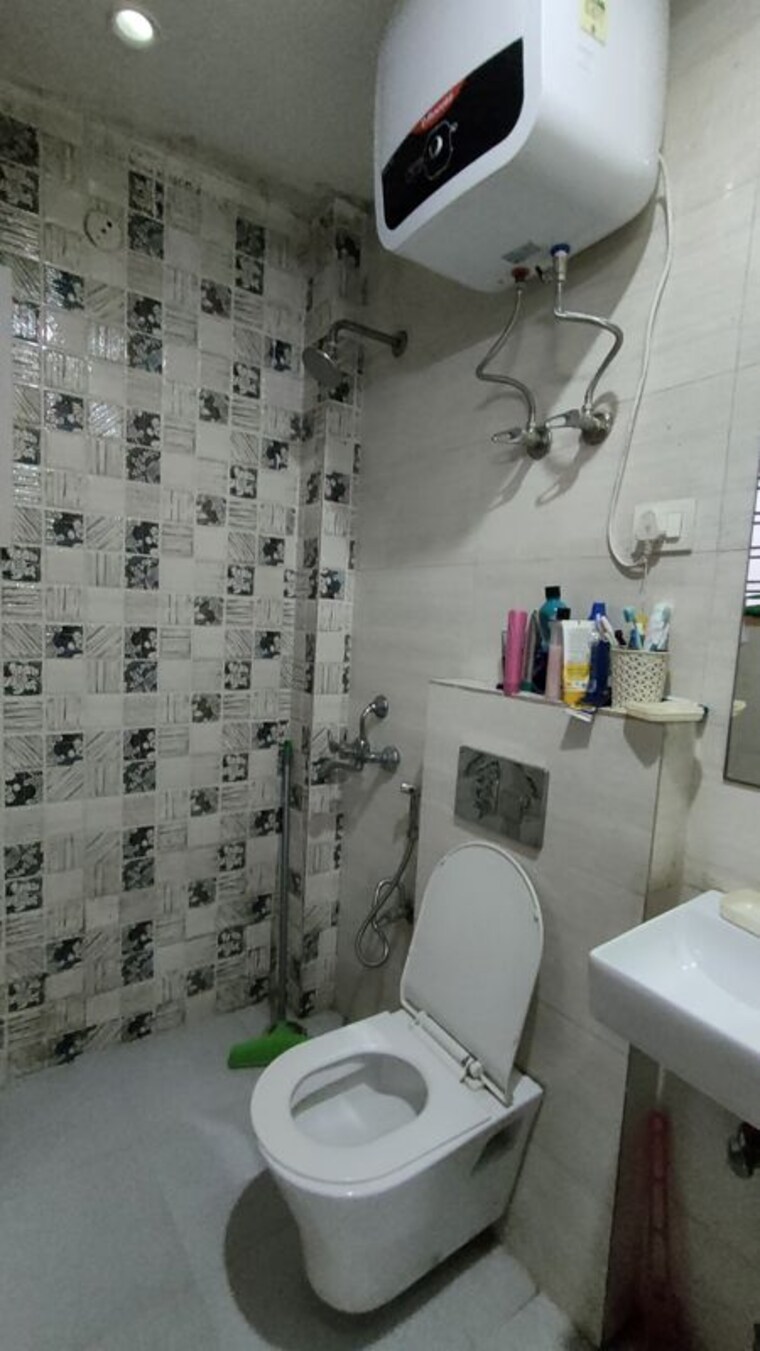 Bathroom, sector 52 2 Bedroom 1400 Sq.Ft. Builder Floor In Sector 52 Gurgaon 10247369