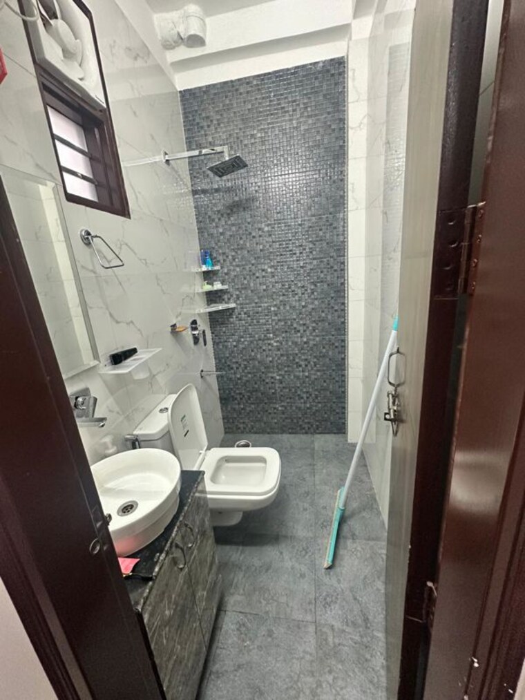 Bathroom, sector 40 2.5 Bedroom 1425 Sq.Ft. Builder Floor In Sector 40 Gurgaon 10247395