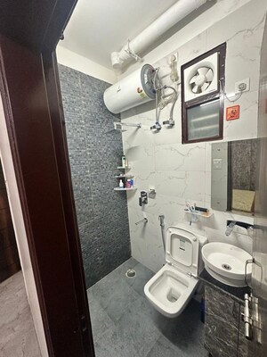 Bathroom in 2.5 BHK Builder Floor at Sector 40 – for Rent
