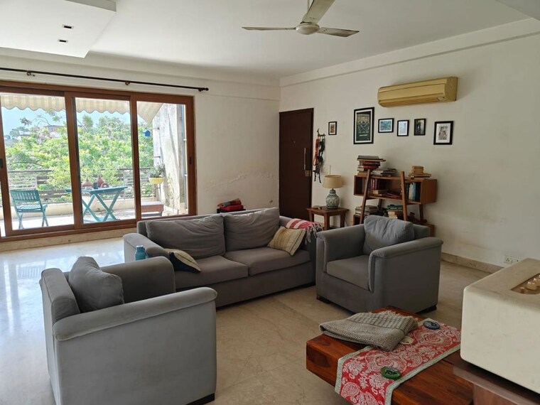 Living Room, chittaranjan park 3 Bedroom 350 Sq.Yd. Builder Floor In Chittaranjan Park Delhi 10232571