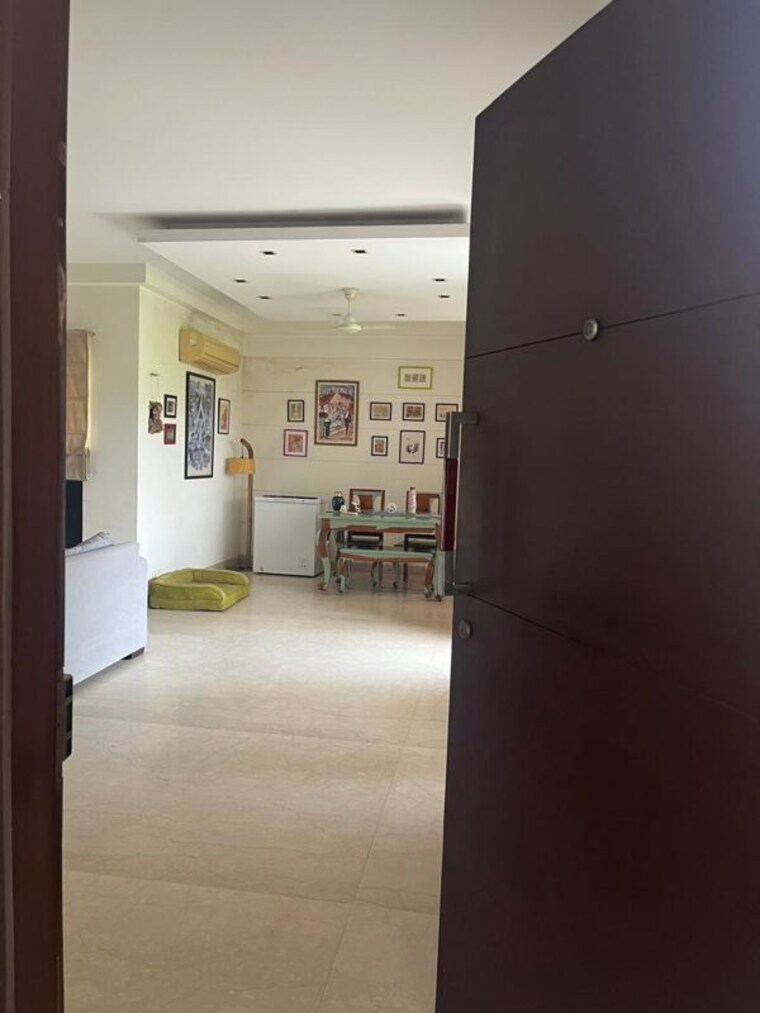 Room, chittaranjan park 3 Bedroom 350 Sq.Yd. Builder Floor In Chittaranjan Park Delhi 10232571
