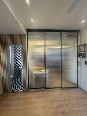 Room in 2 BHK Apartment at DLF Regency Park I, Dlf Phase iv – for Rent