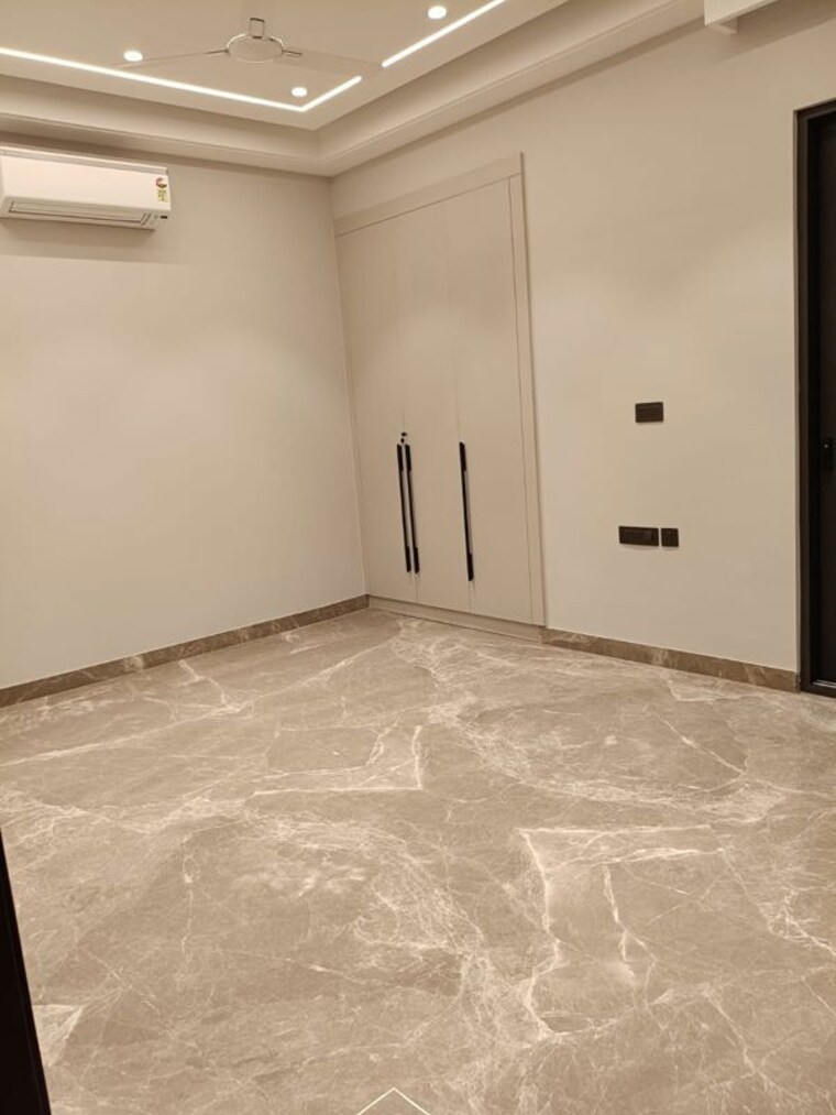 Room, maharani bagh 4 Bedroom 500 Sq.Yd. Builder Floor In Maharani Bagh Delhi 10247663