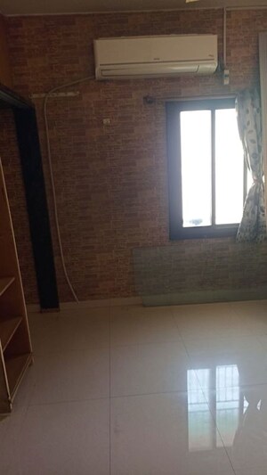 Room in 1.5 BHK Apartment at Jivraj Park – for Rent