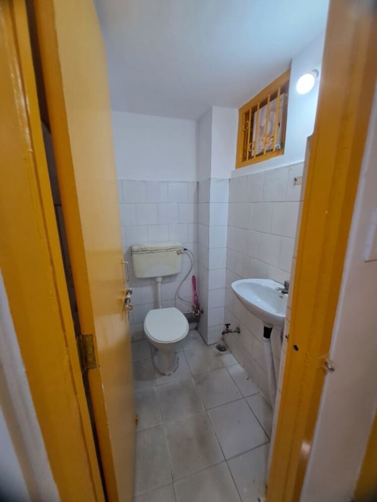 Bathroom, boring road Commercial Office Space 1250 Sq.Ft. In Boring Road Patna 10247956