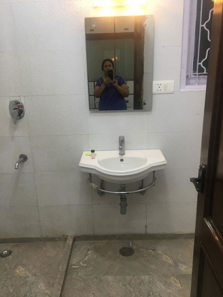 Bathroom, shivalik colony 3 Bedroom 2000 Sq.Ft. Builder Floor In Shivalik Colony Delhi 10247861