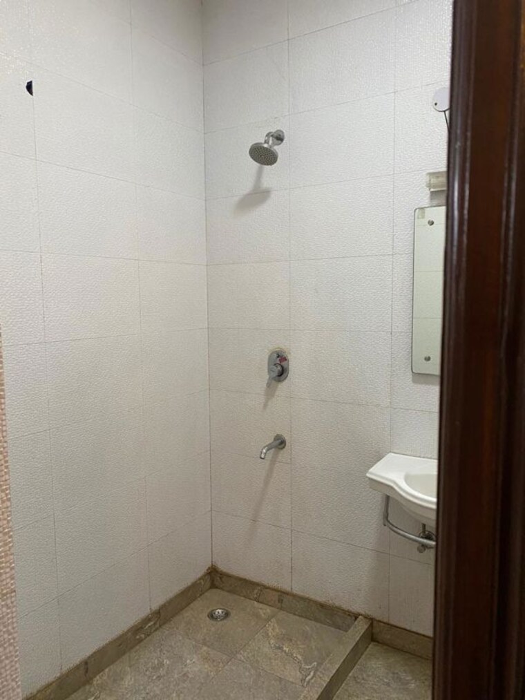 Bathroom, shivalik colony 3 Bedroom 2000 Sq.Ft. Builder Floor In Shivalik Colony Delhi 10247861