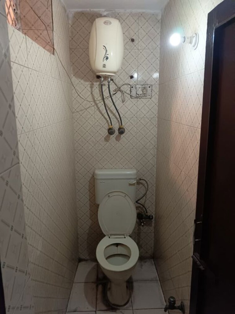Bathroom, lajpat nagar i 3 Bedroom 900 Sq.Ft. Builder Floor In Lajpat Nagar I Delhi 10247990