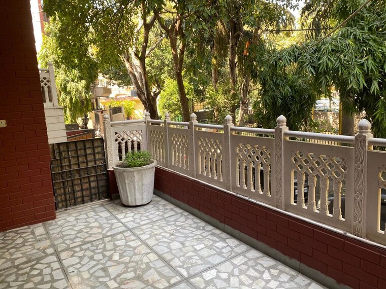 Balcony, south extension ii 3 Bedroom 1800 Sq.Ft. Builder Floor In South Extension ii Delhi 10248057