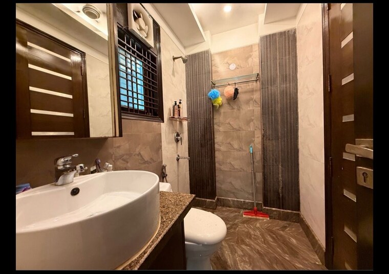 Bathroom, chittaranjan park 3 Bedroom 1100 Sq.Ft. Builder Floor In Chittaranjan Park Delhi 10248215