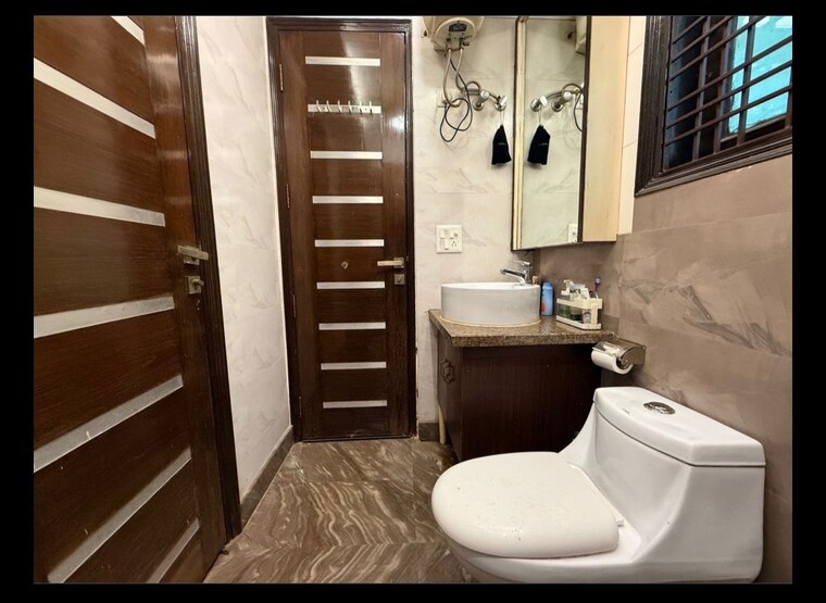 Bathroom, chittaranjan park 3 Bedroom 1100 Sq.Ft. Builder Floor In Chittaranjan Park Delhi 10248215