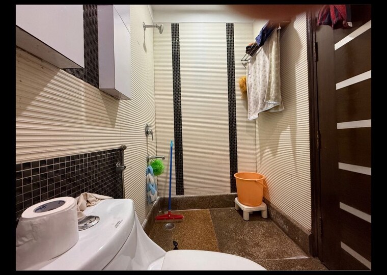 Bathroom, chittaranjan park 3 Bedroom 1100 Sq.Ft. Builder Floor In Chittaranjan Park Delhi 10248215