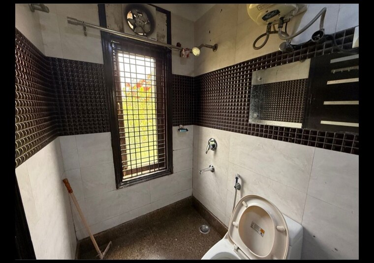 Bathroom, chittaranjan park 3 Bedroom 1100 Sq.Ft. Builder Floor In Chittaranjan Park Delhi 10248215