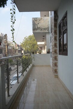 2 BHK Builder Floor For Rent in Ansal Plaza Sector-23