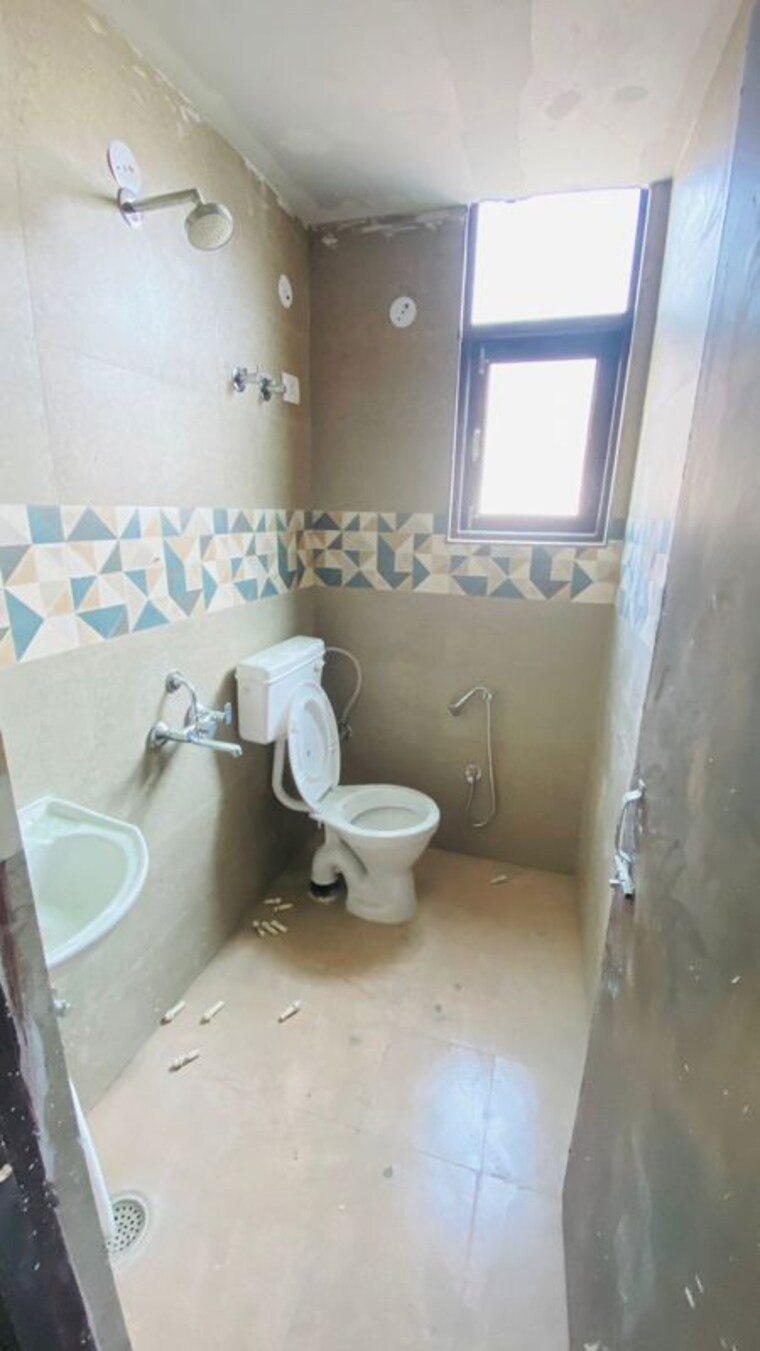 Bathroom, mayur vihar 1 2 Bedroom 700 Sq.Ft. Builder Floor In Mayur Vihar 1 Delhi 10248579