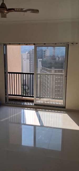 Room in 1 BHK Apartment at Raunak Residency Thane, Pokhran Road No One – for Rent