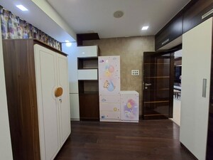 Room in 4 BHK Apartment at Oberoi Springs, Andheri West – for Rent