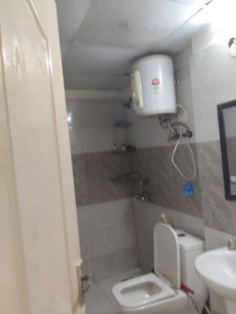 Bathroom, maxblis-white-house 3 Bedroom 1760 Sq.Ft. Apartment In Sector 75 Noida 10249050