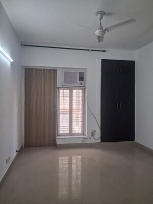 Room in 3 BHK Apartment at Tata Primanti-Tower Residences, Sector 72 – for Rent