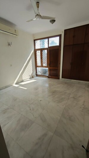 Room in 4 BHK Apartment at Gulmohar Park – for Rent