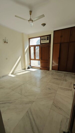 Room in 4 BHK Apartment at Gulmohar Park – for Rent