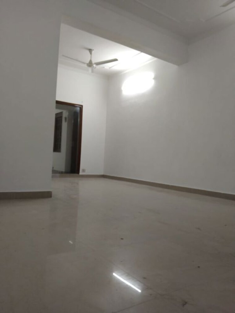 Room, greater kailash i 3 Bedroom 208 Sq.Yd. Apartment In Greater Kailash I Delhi 10249161