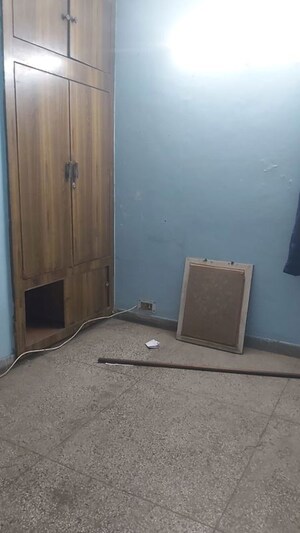 Room in 1.5 BHK Apartment at Mayur Vihar – for Rent