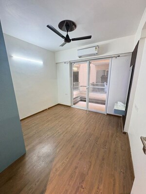 Room in 3 BHK Apartment at Signature Global City, Sector 37d – for Rent