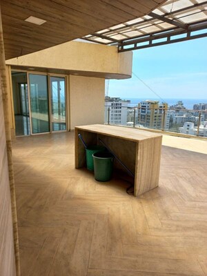 Room in 4 BHK Apartment at Ahuja Dunhill, Bandra West – for Rent