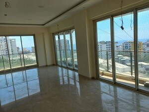 Room in 4 BHK Apartment at Ahuja Dunhill, Bandra West – for Rent