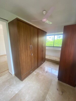 Room in 4 BHK Apartment at Gabbana Apartment, Khar West – for Rent