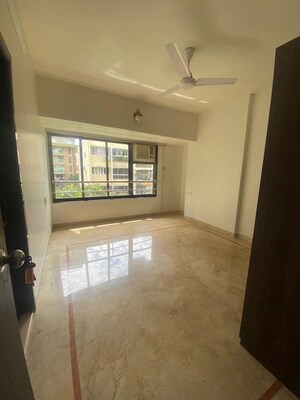 Room in 4 BHK Apartment at Gabbana Apartment, Khar West – for Rent