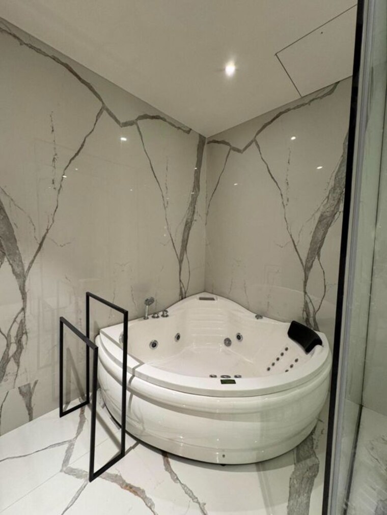 Bathroom, omkar-1973 3 Bedroom 2550 Sq.Ft. Apartment In Worli Mumbai 10249373