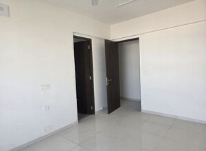 Room in 4 BHK Apartment at Kalpataru Magnus, Bandra East – for Rent